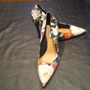 Halogen Floral Pumps